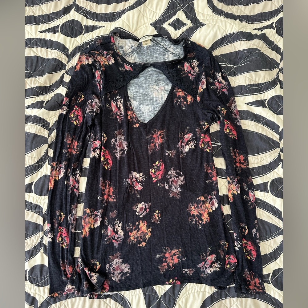 Daytrip long sleeved chest cutout floral top. Great condition.